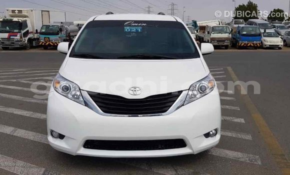 اشتري Imported Toyota Sienna أبيض سيارة في Import - Dubai في الصومال اشتري Imported Toyota Sienna أبيض سيارة في Import - Dubai في الصومال
