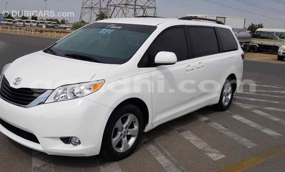 اشتري Imported Toyota Sienna أبيض سيارة في Import - Dubai في الصومال اشتري Imported Toyota Sienna أبيض سيارة في Import - Dubai في الصومال