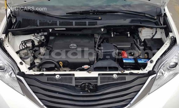 اشتري Imported Toyota Sienna أبيض سيارة في Import - Dubai في الصومال اشتري Imported Toyota Sienna أبيض سيارة في Import - Dubai في الصومال