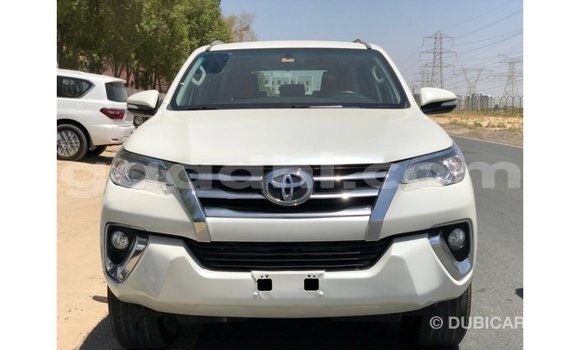 Acheter Import Voiture Toyota Fortuner Blanc à Import - Dubai, Somalie Acheter Import Voiture Toyota Fortuner Blanc à Import - Dubai, Somalie