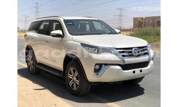 Acheter Import Voiture Toyota Fortuner Blanc à Import - Dubai, Somalie Acheter Import Voiture Toyota Fortuner Blanc à Import - Dubai, Somalie