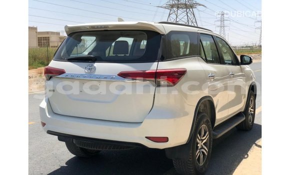 Acheter Import Voiture Toyota Fortuner Blanc à Import - Dubai, Somalie Acheter Import Voiture Toyota Fortuner Blanc à Import - Dubai, Somalie