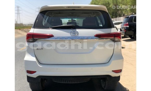 Acheter Import Voiture Toyota Fortuner Blanc à Import - Dubai, Somalie Acheter Import Voiture Toyota Fortuner Blanc à Import - Dubai, Somalie