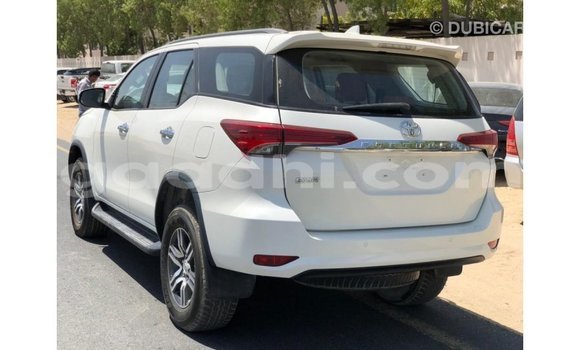 Acheter Import Voiture Toyota Fortuner Blanc à Import - Dubai, Somalie Acheter Import Voiture Toyota Fortuner Blanc à Import - Dubai, Somalie
