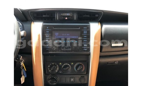 Acheter Import Voiture Toyota Fortuner Blanc à Import - Dubai, Somalie Acheter Import Voiture Toyota Fortuner Blanc à Import - Dubai, Somalie