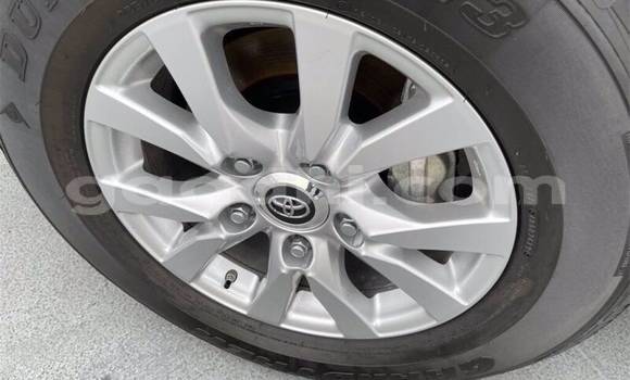 Nunua Imported Toyota Land Cruiser Nyeusi Gari ndani ya Bandarmu nchini Bari Nunua Imported Toyota Land Cruiser Nyeusi Gari ndani ya Bandarmu nchini Bari