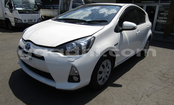 Buy Used Toyota Aqua White Car in Import - Dubai in Somalia