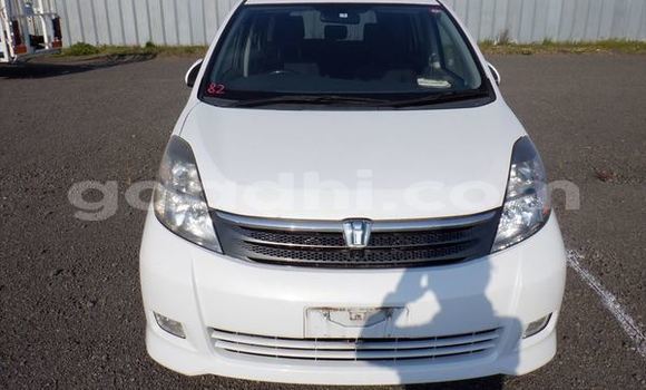 Buy Used Toyota ISis White Car in Import - Dubai in Somalia