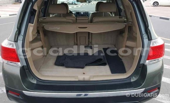 اشتري Imported Toyota Highlander أخضر سيارة في Import - Dubai في الصومال اشتري Imported Toyota Highlander أخضر سيارة في Import - Dubai في الصومال
