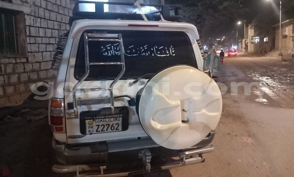 Nunua Ilio tumika Toyota Land Cruiser Nyeupe Gari ndani ya Hargeysa nchini Somaliland Nunua Ilio tumika Toyota Land Cruiser Nyeupe Gari ndani ya Hargeysa nchini Somaliland