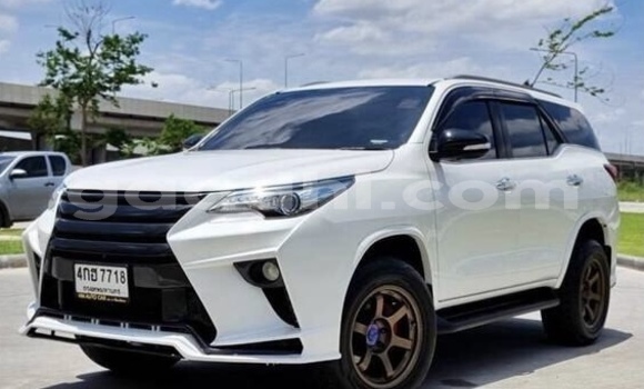 ይግዙ ያገለገለ Toyota Fortuner ነጭ መኪና በ Odweyne በ አስቀምጠው ይግዙ ያገለገለ Toyota Fortuner ነጭ መኪና በ Odweyne በ አስቀምጠው