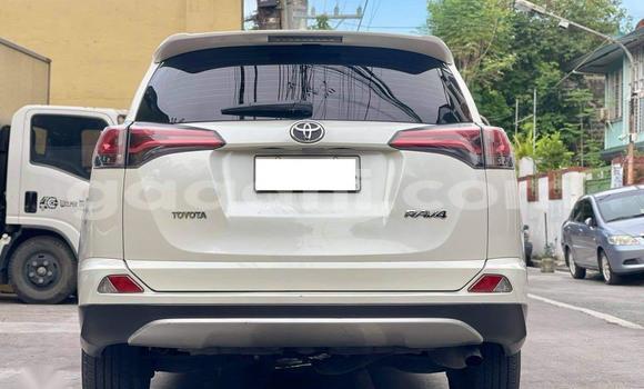 Nunua Ilio tumika Toyota RAV4 Nyeupe Gari ndani ya Hargeysa nchini Somaliland Nunua Ilio tumika Toyota RAV4 Nyeupe Gari ndani ya Hargeysa nchini Somaliland