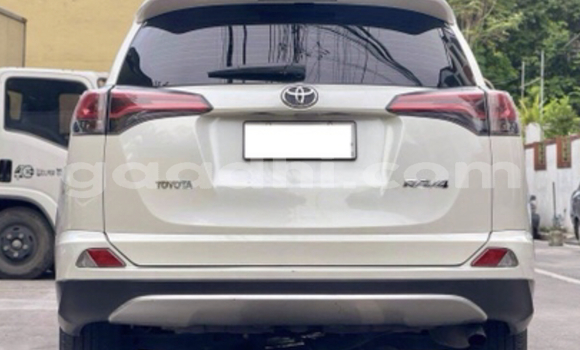 Nunua Ilio tumika Toyota RAV4 Nyeupe Gari ndani ya Hargeysa nchini Somaliland Nunua Ilio tumika Toyota RAV4 Nyeupe Gari ndani ya Hargeysa nchini Somaliland