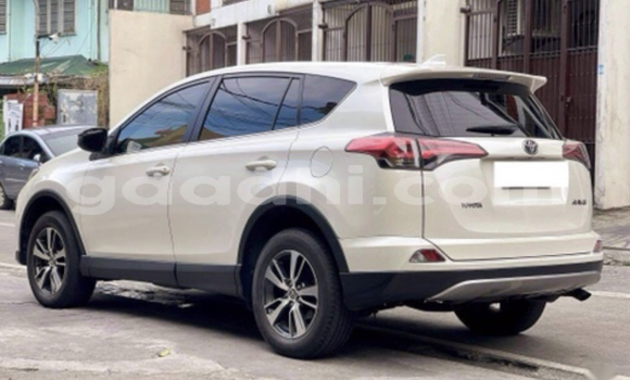 Nunua Ilio tumika Toyota RAV4 Nyeupe Gari ndani ya Hargeysa nchini Somaliland Nunua Ilio tumika Toyota RAV4 Nyeupe Gari ndani ya Hargeysa nchini Somaliland