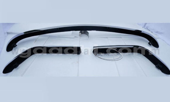 Haaraa Fiat 124 Spider Silver Makiinaa iti Dujuma keessatti Gedo keessatti Haaraa Fiat 124 Spider Silver Makiinaa iti Dujuma keessatti Gedo keessatti