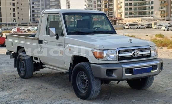 Nunua Ilio tumika Toyota Land Cruiser Nyeupe Gari ndani ya Mogadishu nchini Somalia Nunua Ilio tumika Toyota Land Cruiser Nyeupe Gari ndani ya Mogadishu nchini Somalia