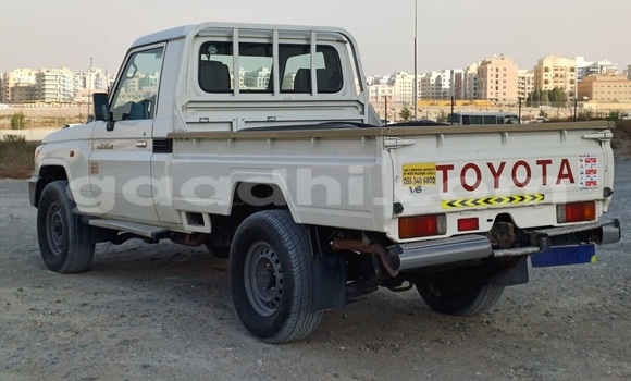 Nunua Ilio tumika Toyota Land Cruiser Nyeupe Gari ndani ya Mogadishu nchini Somalia Nunua Ilio tumika Toyota Land Cruiser Nyeupe Gari ndani ya Mogadishu nchini Somalia