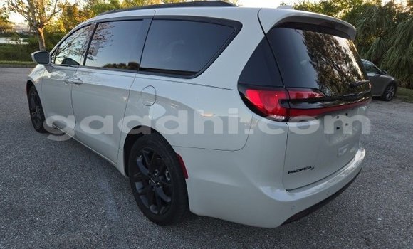 Nunua Ilio tumika Chrysler Pacifica Nyeupe Gari ndani ya Mogadishu nchini Somalia Nunua Ilio tumika Chrysler Pacifica Nyeupe Gari ndani ya Mogadishu nchini Somalia