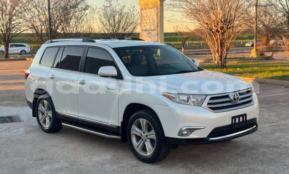 Buy Used Toyota Highlander White Car in Mogadishu in Somalia Buy Used Toyota Highlander White Car in Mogadishu in Somalia