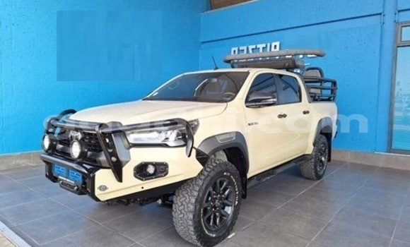 Nunua Ilio tumika Toyota Hilux Beige Gari ndani ya Mogadishu nchini Somalia