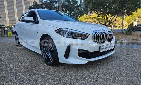 Nunua Ilio tumika BMW 1-Series Nyeupe Gari ndani ya Mogadishu nchini Somalia