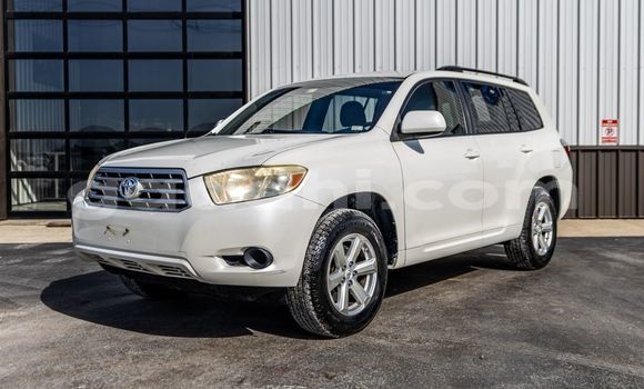 Nunua Ilio tumika Toyota Highlander Nyeupe Gari ndani ya Berbera nchini Somalia