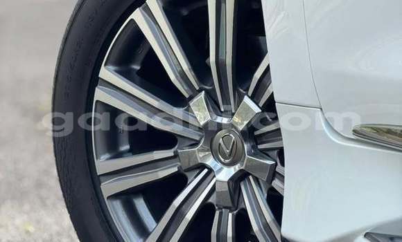 Oofamaa Lexus LX White Makiinaa iti Mogadishu keessatti Somalia keessatti Oofamaa Lexus LX White Makiinaa iti Mogadishu keessatti Somalia keessatti