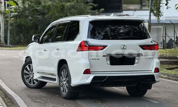 Oofamaa Lexus LX White Makiinaa iti Mogadishu keessatti Somalia keessatti Oofamaa Lexus LX White Makiinaa iti Mogadishu keessatti Somalia keessatti