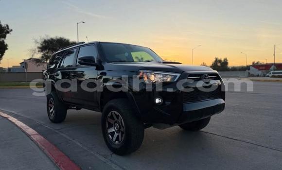 اشتري مستعمل Toyota 4Runner اللون البيج سيارة في مقديشو في الصومال