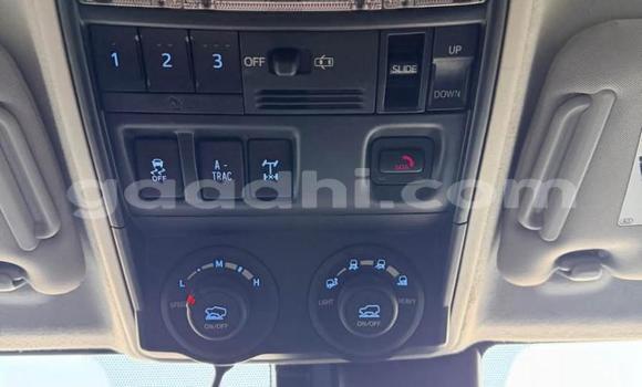 Oofamaa Toyota 4Runner Beige Makiinaa iti Mogadishu keessatti Somalia keessatti Oofamaa Toyota 4Runner Beige Makiinaa iti Mogadishu keessatti Somalia keessatti