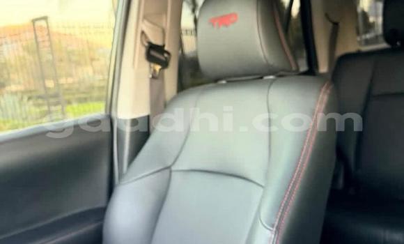 Oofamaa Toyota 4Runner Beige Makiinaa iti Mogadishu keessatti Somalia keessatti Oofamaa Toyota 4Runner Beige Makiinaa iti Mogadishu keessatti Somalia keessatti