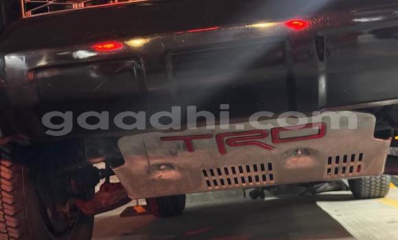 Oofamaa Toyota 4Runner Beige Makiinaa iti Mogadishu keessatti Somalia keessatti Oofamaa Toyota 4Runner Beige Makiinaa iti Mogadishu keessatti Somalia keessatti