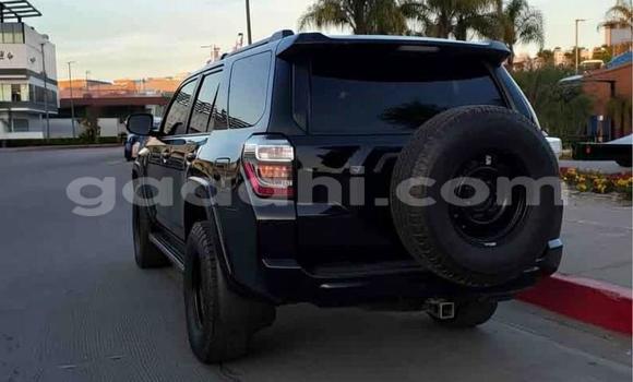 Oofamaa Toyota 4Runner Beige Makiinaa iti Mogadishu keessatti Somalia keessatti Oofamaa Toyota 4Runner Beige Makiinaa iti Mogadishu keessatti Somalia keessatti