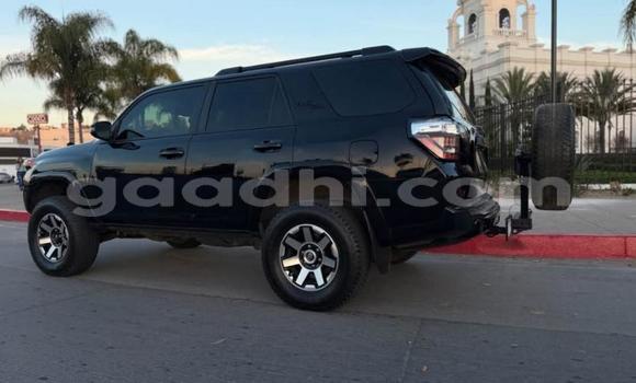 Oofamaa Toyota 4Runner Beige Makiinaa iti Mogadishu keessatti Somalia keessatti Oofamaa Toyota 4Runner Beige Makiinaa iti Mogadishu keessatti Somalia keessatti