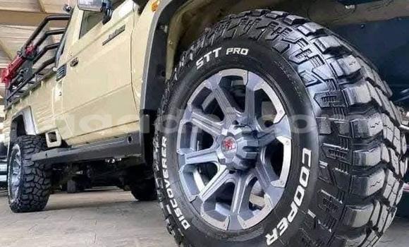 Oofamaa Toyota Land Cruiser Beige Makiinaa iti Mogadishu keessatti Somalia keessatti Oofamaa Toyota Land Cruiser Beige Makiinaa iti Mogadishu keessatti Somalia keessatti