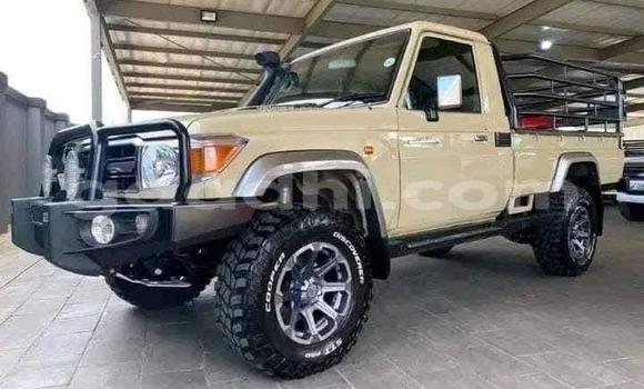 Oofamaa Toyota Land Cruiser Beige Makiinaa iti Mogadishu keessatti Somalia keessatti Oofamaa Toyota Land Cruiser Beige Makiinaa iti Mogadishu keessatti Somalia keessatti