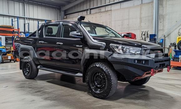 Oofamaa Toyota Hilux Black Makiinaa iti Luq keessatti Gedo keessatti Oofamaa Toyota Hilux Black Makiinaa iti Luq keessatti Gedo keessatti