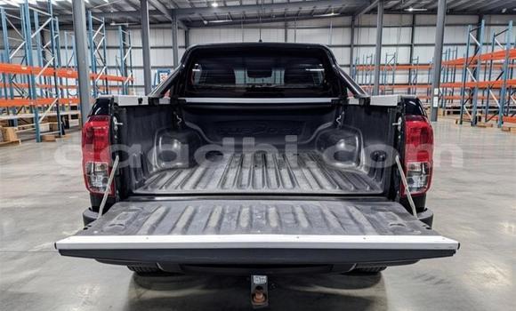 Oofamaa Toyota Hilux Black Makiinaa iti Luq keessatti Gedo keessatti Oofamaa Toyota Hilux Black Makiinaa iti Luq keessatti Gedo keessatti