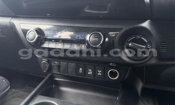 Oofamaa Toyota Hilux Black Makiinaa iti Luq keessatti Gedo keessatti Oofamaa Toyota Hilux Black Makiinaa iti Luq keessatti Gedo keessatti