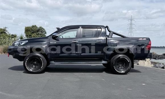 Oofamaa Toyota Hilux Black Makiinaa iti Luq keessatti Gedo keessatti Oofamaa Toyota Hilux Black Makiinaa iti Luq keessatti Gedo keessatti