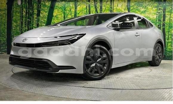 Oofamaa Toyota Prius Silver Makiinaa iti Mogadishu keessatti Somalia keessatti Oofamaa Toyota Prius Silver Makiinaa iti Mogadishu keessatti Somalia keessatti