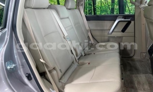 Oofamaa Toyota Land Cruiser Prado Black Makiinaa iti Mogadishu keessatti Somalia keessatti Oofamaa Toyota Land Cruiser Prado Black Makiinaa iti Mogadishu keessatti Somalia keessatti