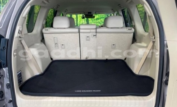 Oofamaa Toyota Land Cruiser Prado Black Makiinaa iti Mogadishu keessatti Somalia keessatti Oofamaa Toyota Land Cruiser Prado Black Makiinaa iti Mogadishu keessatti Somalia keessatti