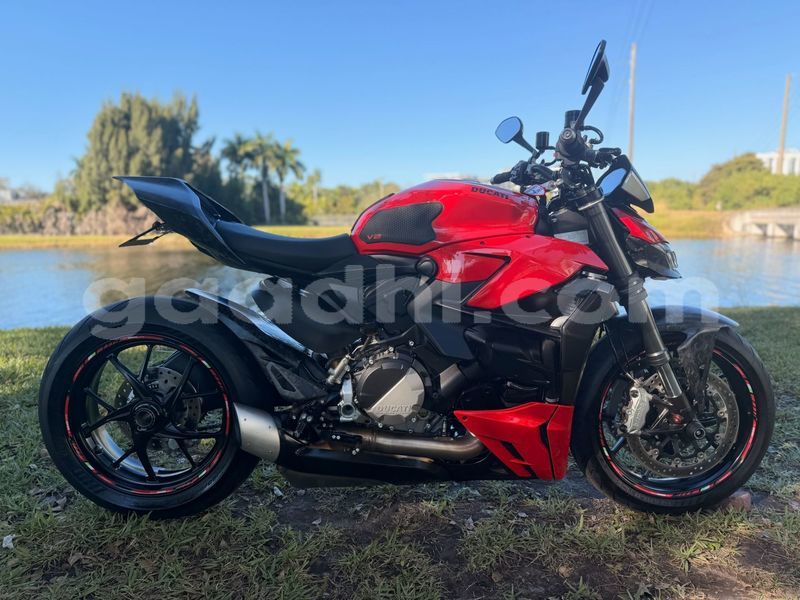 Big with watermark ducati streetfighter bari alula 5979