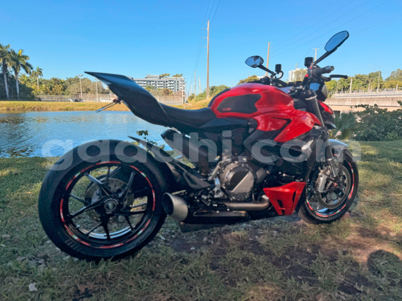 Big with watermark ducati streetfighter bari alula 5979