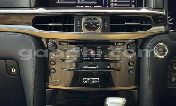 Oofamaa Lexus LX 570 White Makiinaa iti Mogadishu keessatti Somalia keessatti Oofamaa Lexus LX 570 White Makiinaa iti Mogadishu keessatti Somalia keessatti