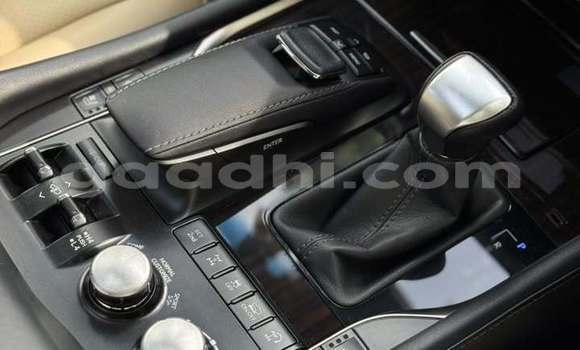 Oofamaa Lexus LX 570 White Makiinaa iti Mogadishu keessatti Somalia keessatti Oofamaa Lexus LX 570 White Makiinaa iti Mogadishu keessatti Somalia keessatti