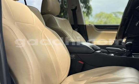 Oofamaa Lexus LX 570 White Makiinaa iti Mogadishu keessatti Somalia keessatti Oofamaa Lexus LX 570 White Makiinaa iti Mogadishu keessatti Somalia keessatti