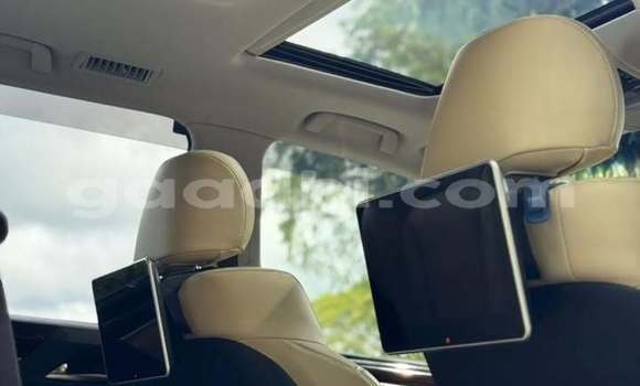 Oofamaa Lexus LX 570 White Makiinaa iti Mogadishu keessatti Somalia keessatti Oofamaa Lexus LX 570 White Makiinaa iti Mogadishu keessatti Somalia keessatti