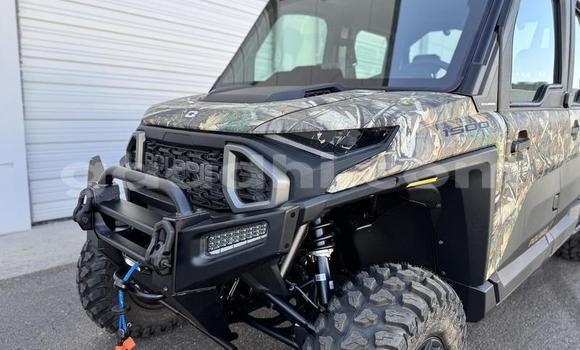 Oofamaa Jeep Wrangler Green Makiinaa iti Baki keessatti Awdal keessatti Oofamaa Jeep Wrangler Green Makiinaa iti Baki keessatti Awdal keessatti